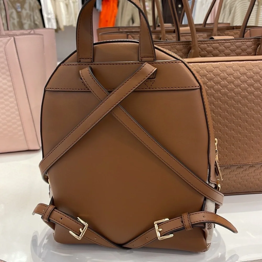 Michael Kors Jaycee Medium Logo Zip Pocket Backpack 

35S3G8TB2J
LUGGAGE - Picture 12 of 16